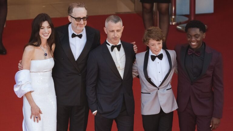 Cannes : James Gray et Anne Hathaway émus aux larmes lors de la première de « Armageddon Time »