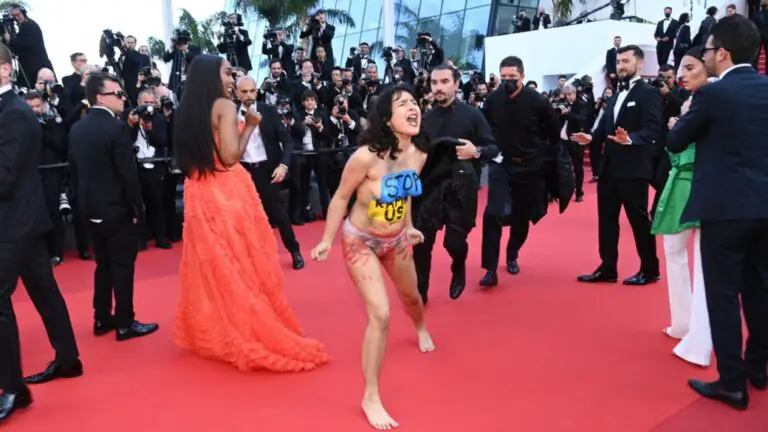 Cannes : une manifestante seins nus perturbe le tapis rouge de « Trois mille ans de nostalgie »