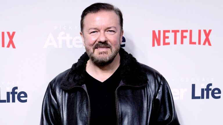 Ricky Gervais Netflix Special tire le feu pour les blagues graphiques sur les femmes trans