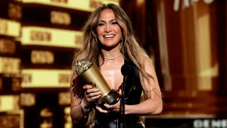 MTV Movie & TV Awards : Jennifer Lopez reçoit le prix Emotional Accepting Generation Award