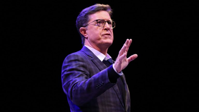 Stephen Colbert s’adresse à l’arrestation de Triumph et de son équipage au Capitole des États-Unis : « C’était une marionnette au premier degré »
