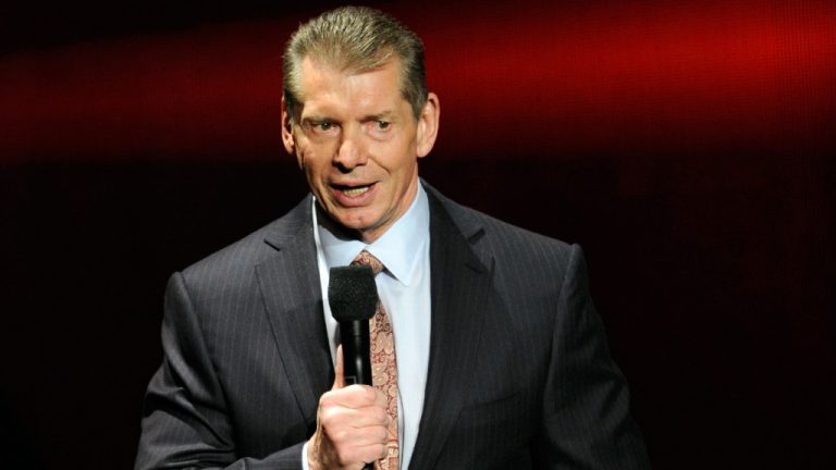 Vince McMahon s’adresse à la foule « SmackDown » dans le cadre d’une enquête sur l’inconduite