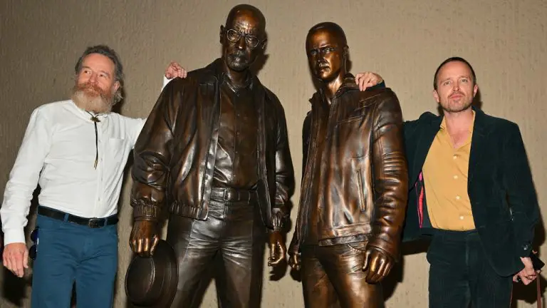 Bryan Cranston et Aaron Paul dévoilent des statues en bronze des personnages de « Breaking Bad » à Albuquerque