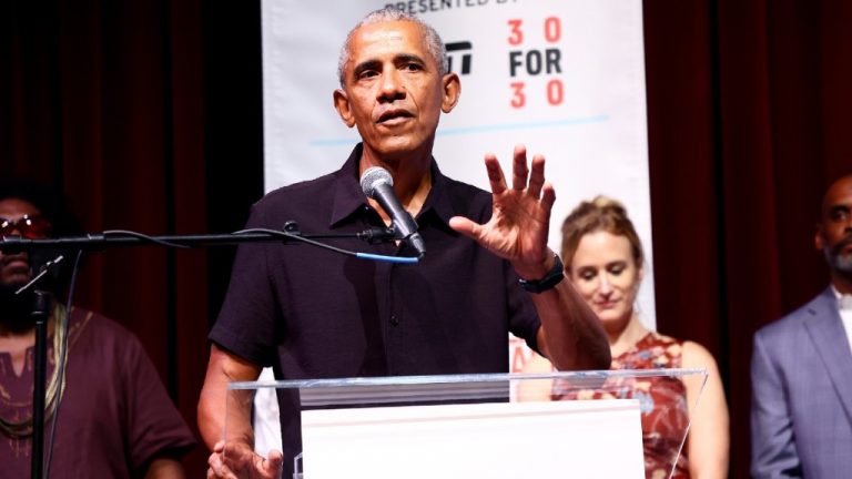 Barack et Michelle Obama surprennent la foule pour présenter Doc ‘Descendant’ au festival du film afro-américain de Martha’s Vineyard
