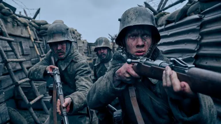 Daniel Bruhl dans la première bande-annonce du film anti-guerre de Netflix « All Quiet on the Western Front » (Exclusif)