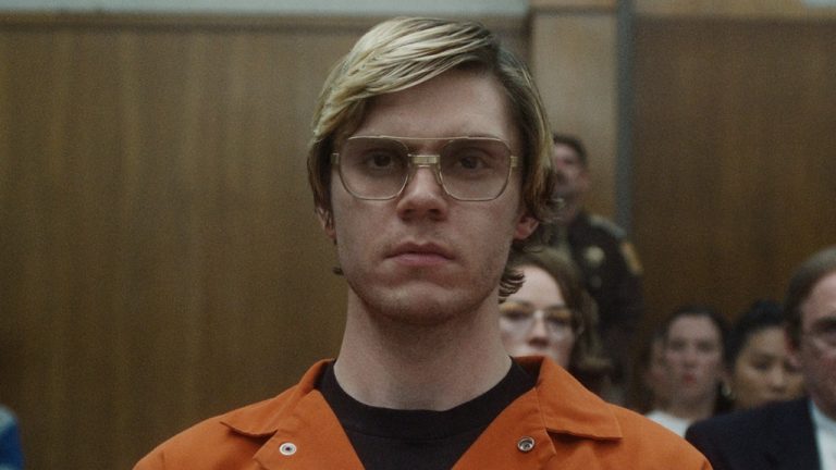 La bande-annonce de la série Jeffrey Dahmer dévoile un regard effrayant sur Evan Peters en tant que tueur en série