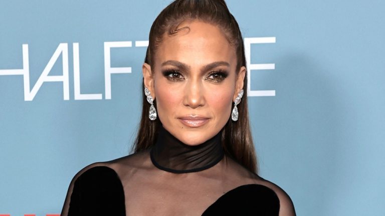Jennifer Lopez est un assassin protégeant sa fille dans le premier teaser « The Mother »