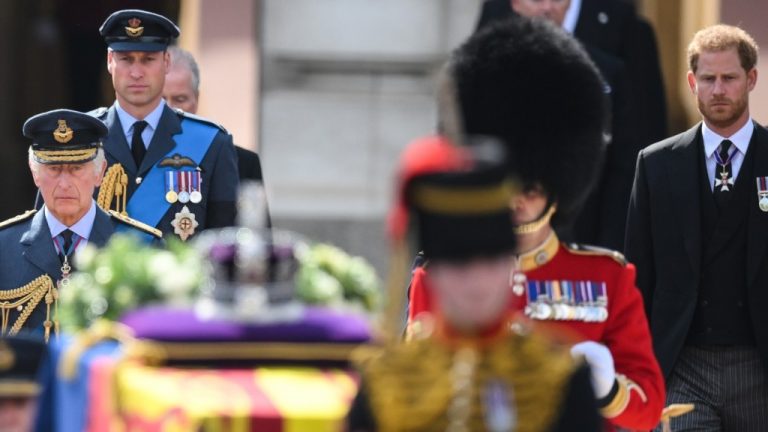 Le roi Charles III, les princes William et Harry défilent en l’honneur de la reine Elizabeth II
