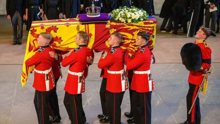 Les chaînes d’information télévisées américaines se bousculent pour couvrir les funérailles de la reine Elizabeth II