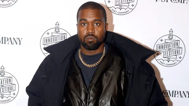 Kanye West qualifie sa chemise «White Lives Matter» de «drôle», dit que Vogue était derrière une «configuration»