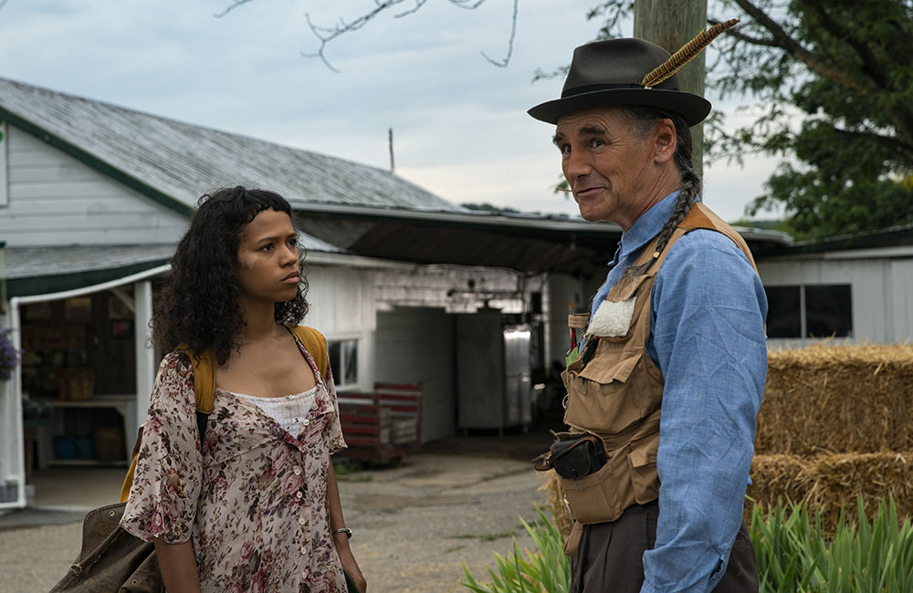 (L à R) Taylor Russell comme Maren et Mark Rylance comme Sully dans BONES AND ALL, réalisé par Luca Guadagnino