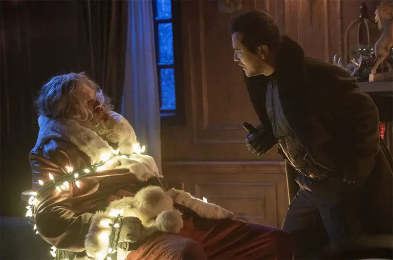 Critique de « Violent Night » : David Harbour joue un père Noël brandissant un marteau dans une comédie de Noël amusante et tordue