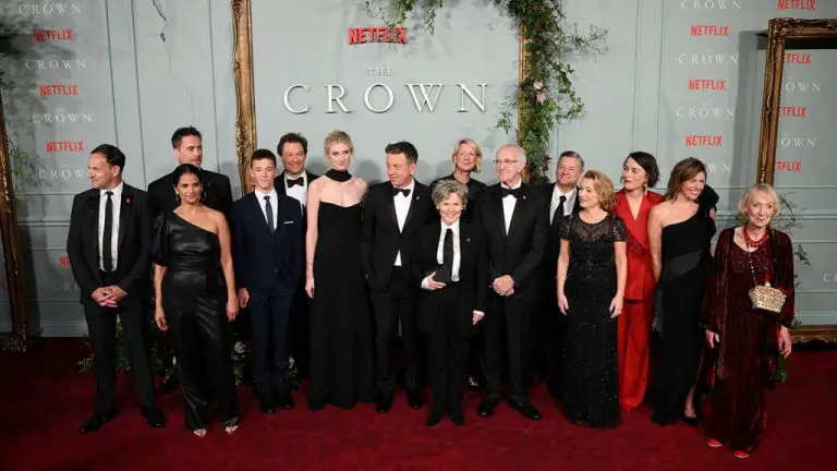Imelda Staunton, Elizabeth Debicki et le nouveau casting de « The Crown » prennent la barre lors de la première mondiale de la saison 5