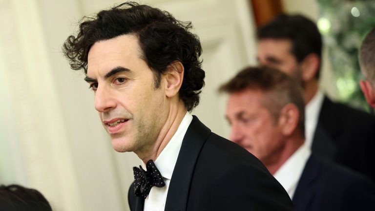 Borat de Sacha Baron Cohen fait rôtir Donald Trump et Kanye « Ye » West au Kennedy Center Honors