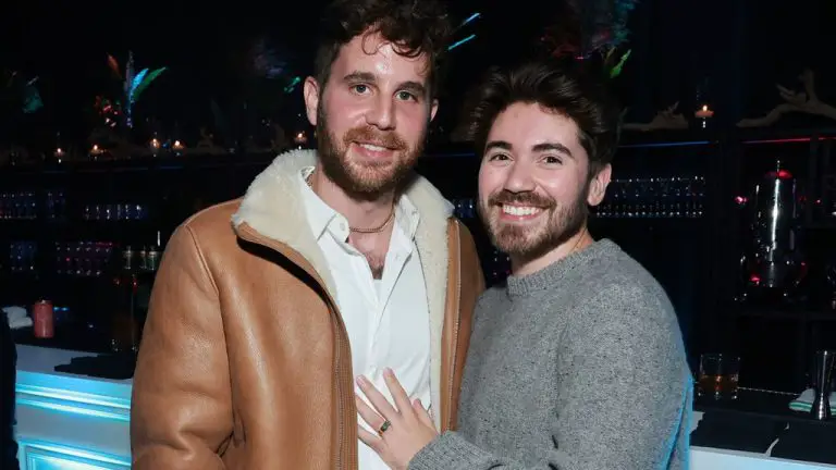 Sundance : Ben Platt et Noah Galvin, les stars nouvellement fiancées du « Theater Camp », font sensation avec leurs débuts au festival