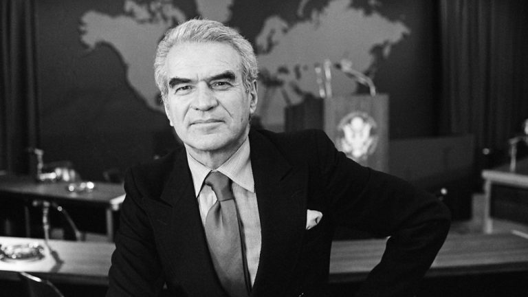 Bernard Kalb, journaliste vétéran et animateur de télévision, décède à 100 ans