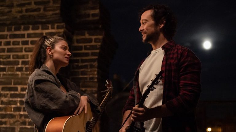Sundance: le cinéaste de « Sing Street » John Carney revient au cinéma avec une ode musicale aux mères « Flora and Son »