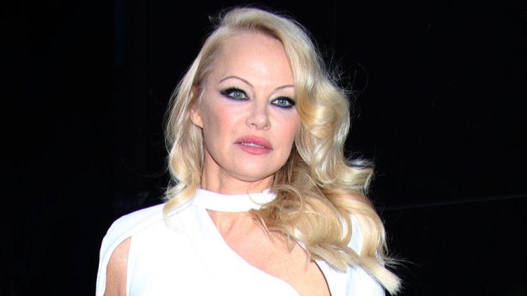 Pamela Anderson dit que la maternité l’a aidée à survivre à la frénésie médiatique autour de sa bande de lune de miel volée