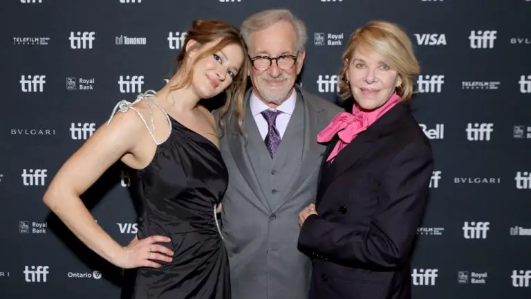 Steven Spielberg commente que sa fille Destry suit ses traces avec ses débuts en tant que réalisateur sur le projet « Avec un budget respectable »
