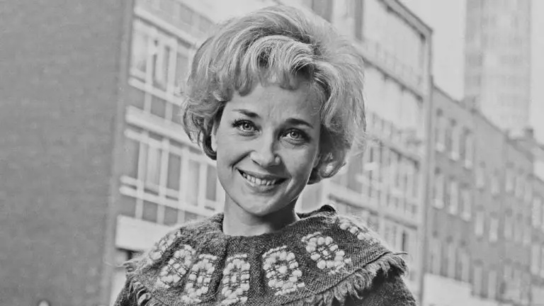 Sylvia Syms, star britannique de « The Queen » et « Victim », décède à 89 ans