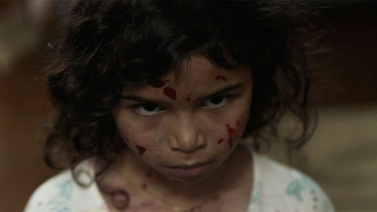 ‘naissance/renaissance’ : un film d’horreur corporelle macabre qui pousse la maternité à de nouveaux extrêmes