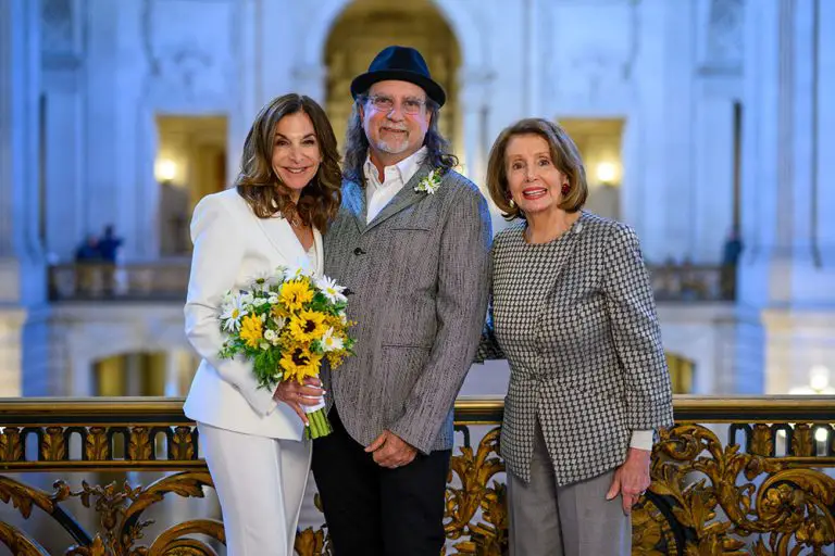 Glenn Weiss, qui a fait sa demande lors des Emmys 2018, se marie enfin – avec l’aide de Nancy Pelosi