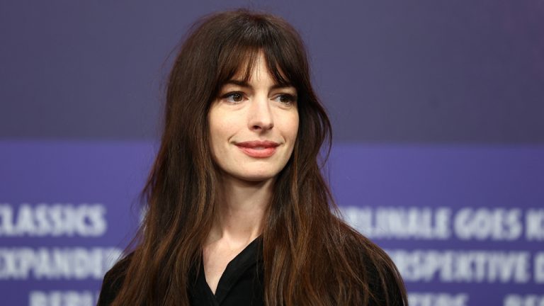 Anne Hathaway fait l’éloge du Festival de Berlin pour avoir présenté l’Ukrainien Zelensky lors de la première mondiale de « She Came to Me » : « Un héros de notre temps »