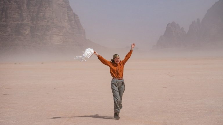 Critique d’Ingeborg Bachmann – Voyage dans le désert : Vicky Krieps brille dans le biopic littéraire terne de Margarethe von Trotta