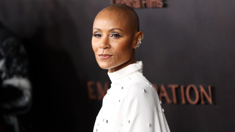 Jada Pinkett Smith revient sur le parcours de l’alopécie depuis la claque des Oscars : « J’ai dû creuser profondément »