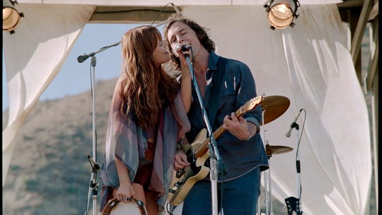 La bande-annonce de «Daisy Jones & The Six» taquine le groupe de rock des années 70 de Riley Keough et Sam Claflin aux prises avec la célébrité, Love Triangle