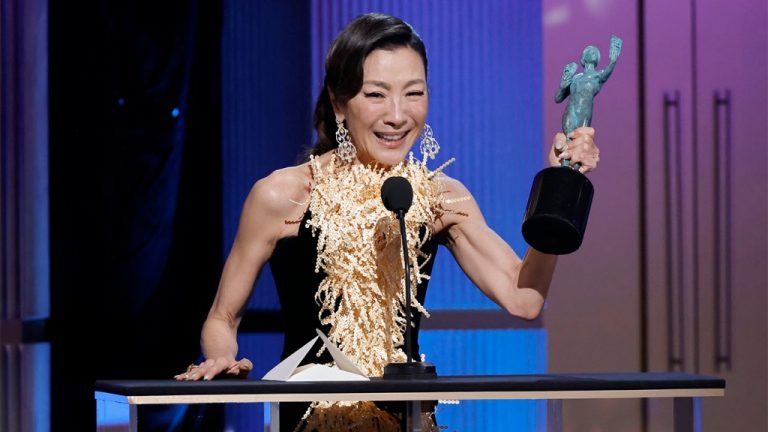 Michelle Yeoh entre dans l’histoire avec la victoire aux SAG Awards : « C’est pour chaque fille qui me ressemble »