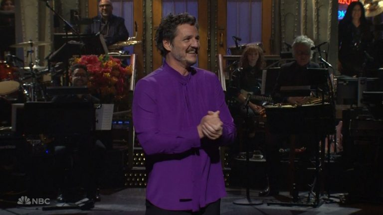 Pedro Pascal est ému en remerciant sa famille dans le monologue d’ouverture de « Saturday Night Live »