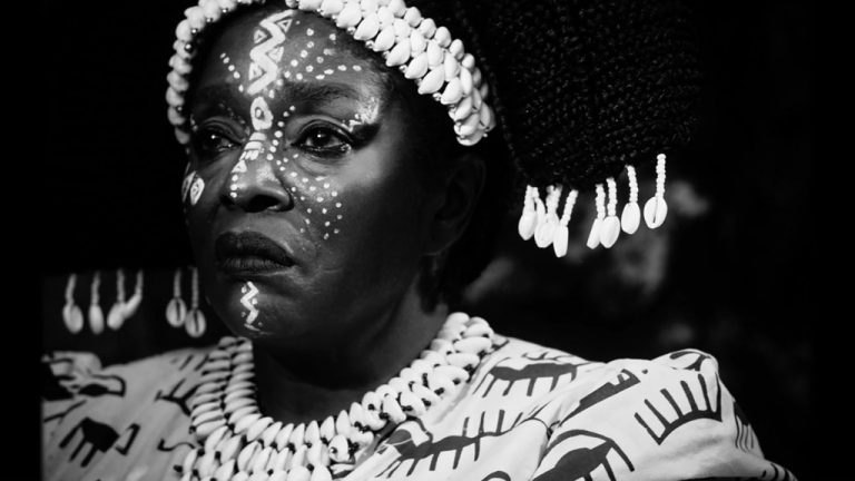 Revue ‘Mami Wata’: les expériences énergisantes d’une allégorie nigériane en noir et blanc