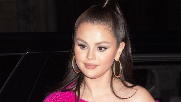 Selena Gomez dit que sa plus grande erreur a été de « ne pas rester en contact » avec les co-stars de « Wizards of Waverly Place »