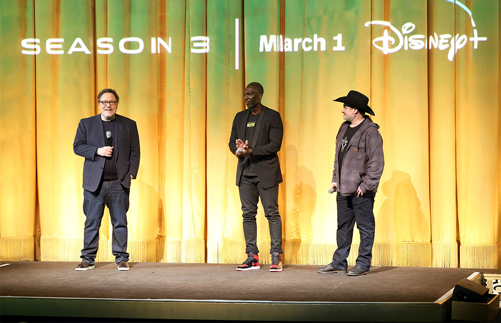 Le producteur exécutif de Showrunner Jon Favreau et les producteurs exécutifs Rick Famuyiwa et Dave Filoni prennent la parole sur scène lors de l'événement de lancement spécial Mandalorian au El Capitan Theatre à Hollywood, Californie, le 28 février 2023.