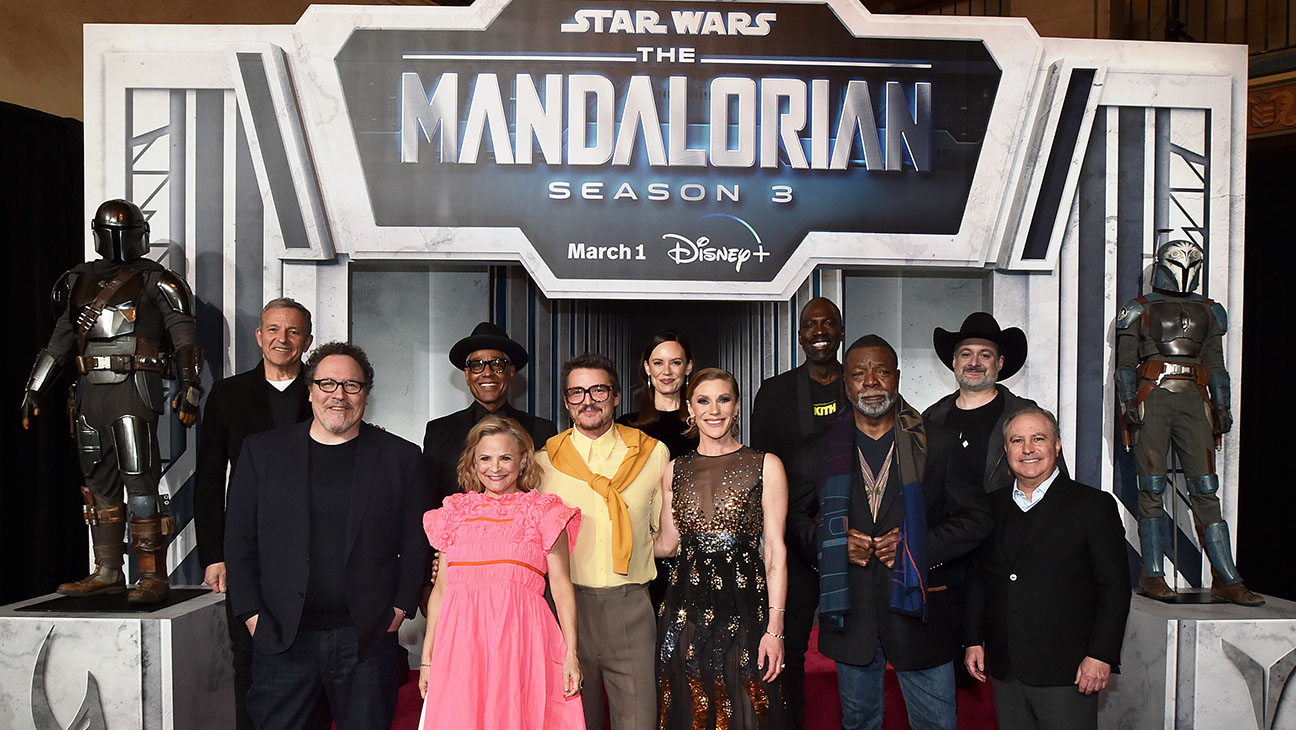 Le PDG de la Walt Disney Company, Bob Iger, le showrunner/producteur exécutif Jon Favreau, Giancarlo Esposito, Amy Sedaris, Pedro Pascal, Emily Swallow, Katee Sackhoff, le producteur exécutif Rick Famuyiwa, Carl Weathers, le producteur exécutif Dave Filoni et Alan Bergman, président des studios Disney Le contenu assiste à l'événement de lancement spécial Mandalorian au El Capitan Theatre à Hollywood, Californie, le 28 février 2023.