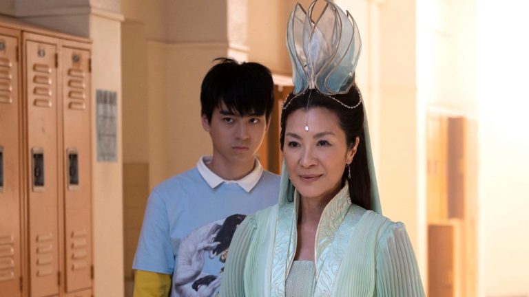 Michelle Yeoh, vedette de Ke Huy Quan dans la bande-annonce de la série Disney+ « American Born Chinese »
