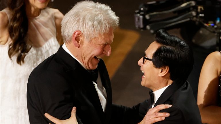La réunion de la saison des récompenses « Indiana Jones » de Ke Huy Quan et Harrison Ford se termine par un câlin aux Oscars