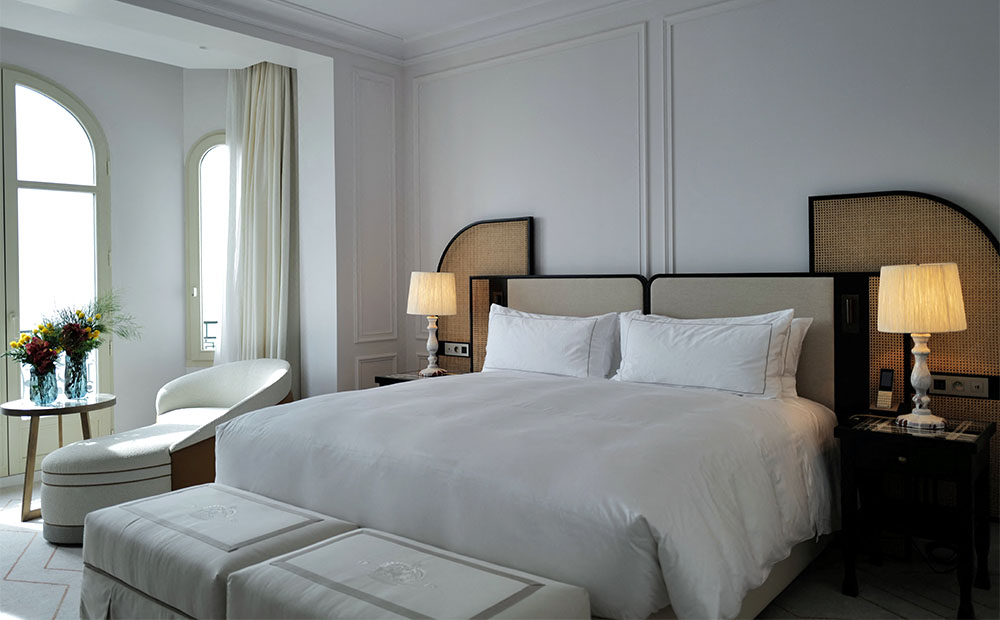 Une chambre du nouvel hôtel Carlton est photographiée le jour de son inauguration à Cannes, dans le sud-est de la France, le 13 mars 2023.