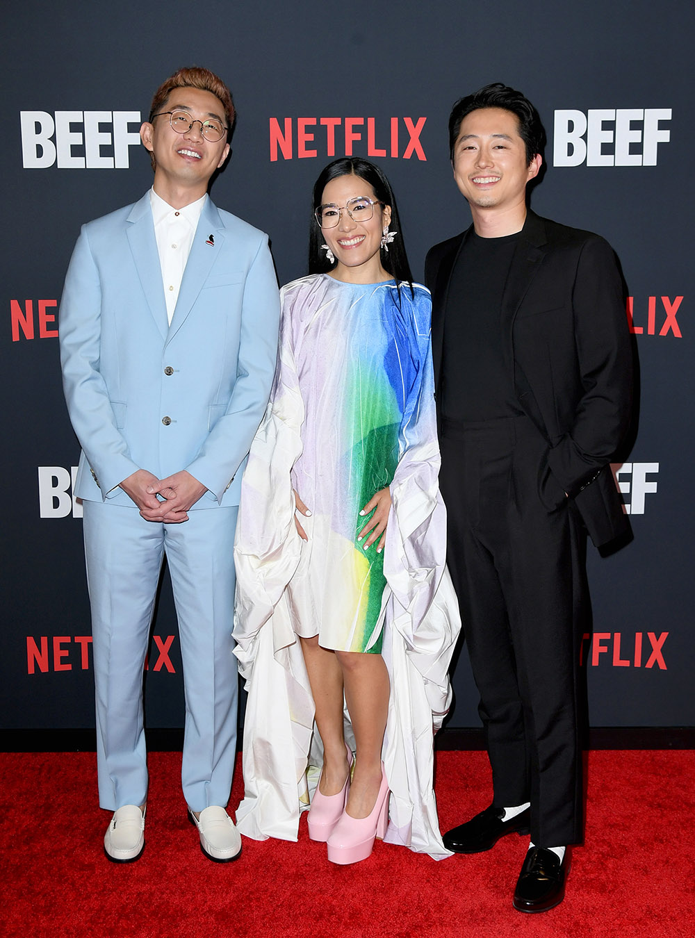 (LR) Lee Sung Jin, Ali Wong et Steven Yeun assistent à la première de Netflix à Los Angeles "BŒUF" au TUDUM Theatre le 30 mars 2023 à Hollywood, Californie.