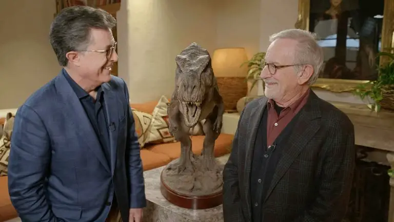 Steven Spielberg dit qu’il a « éclaté en sanglots » en voyant Michelle Williams et Paul Dano déguisés en parents sur le plateau de « The Fabelmans »