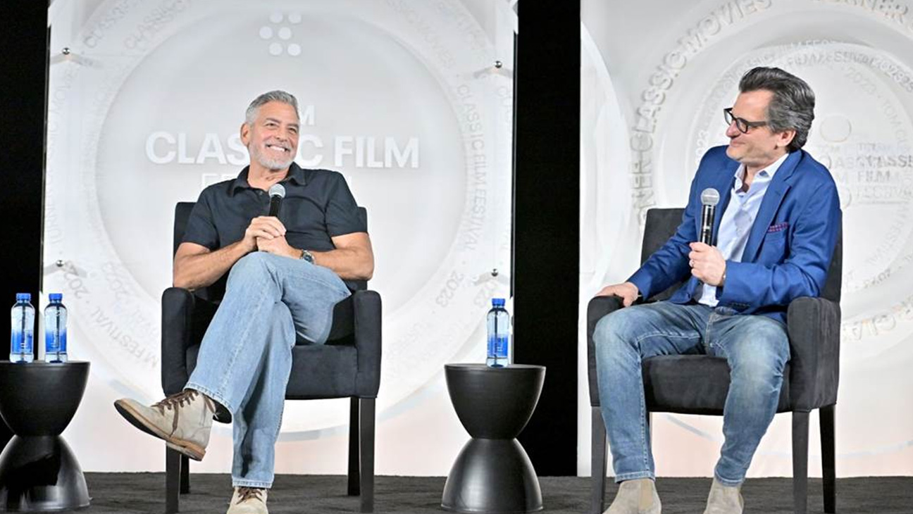 George Clooney et Ben Mankiewicz parlent sur scène lors de la projection de 