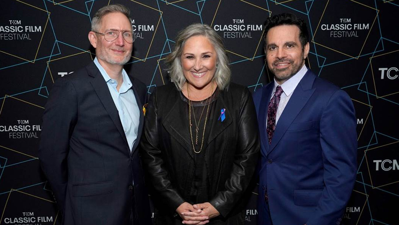 (LR) Mark Wynns, directeur général de TCMFF, Ricki Lake et Mario Cantone assistent à la projection de 'Hairspray' lors du TCM Classic Film Festival 2023