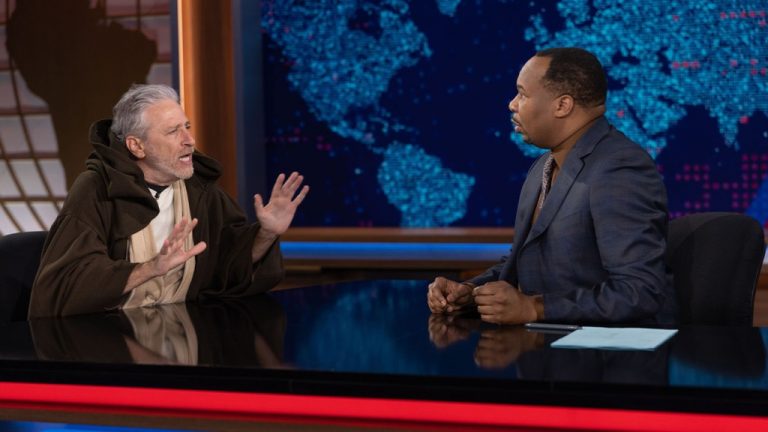 Jon Stewart et Roy Wood Jr. réagissent à l’absurdité du jour de la mise en accusation de Trump