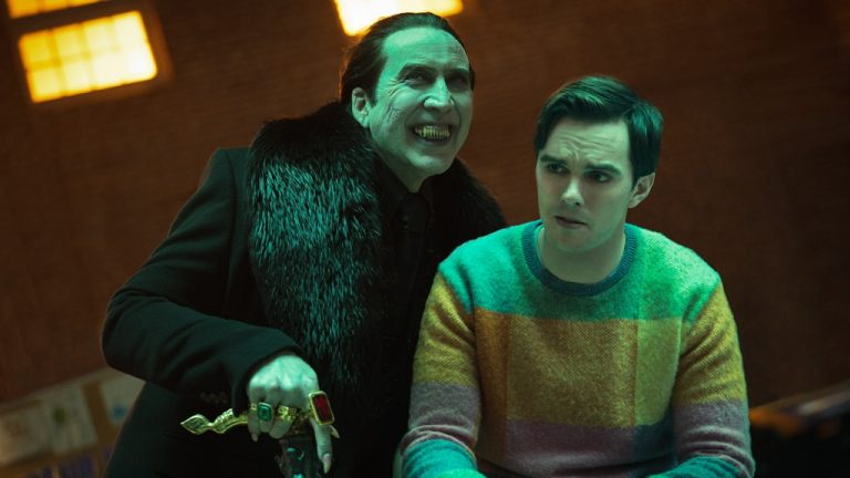 Revue ‘Renfield’: Nicolas Cage et Nicholas Hoult ne peuvent pas tout à fait sauver ce gâchis sanglant d’une comédie de vampire