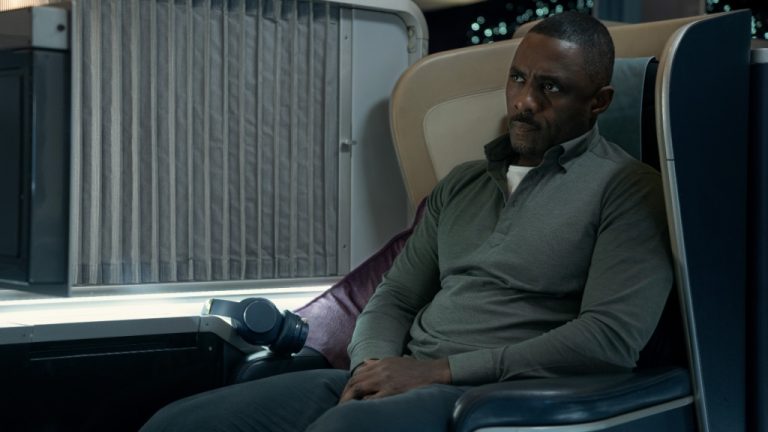 Idris Elba s’attaque aux terroristes dans la première bande-annonce de la série Apple « Hijack »