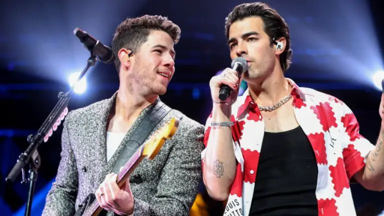 Joe Jonas admet qu’il était « tellement jaloux » lorsque frère Nick a décroché le concert de « The Voice »: « J’ai pleuré mes yeux »