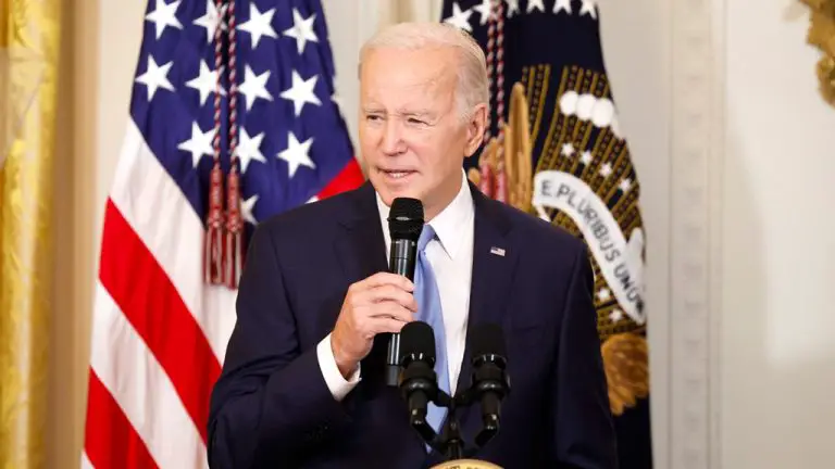 Le président Biden se penche sur la grève de la WGA et déclare que les écrivains méritent un « accord équitable »