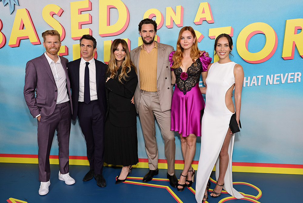 (LR) Alexander Buono, Chris Messina, Kaley Cuoco, Tom Bateman, Liana Liberato et Priscilla Quintana assistent à la première de Peacock Original's "Basé sur une histoire vraie" au Pacific Design Center le 1er juin 2023 à West Hollywood, Californie.