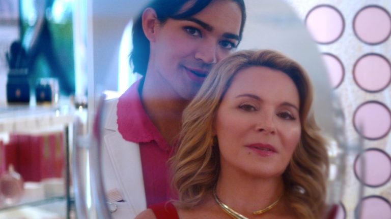 Kim Cattrall prend la tête d’un empire du maquillage dans la bande-annonce « Glamorous » de Netflix